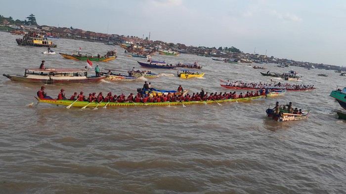 Peserta perahu bidar (Candra Setia Budi/detikSumbagsel)