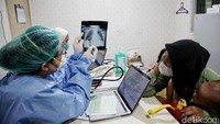 Polusi yang semakin parah berpotensi membuat warga terserang penyakit Infeksi Saluran Pernapasan Akut (ISPA). Direktur Utama RSUP Persahabatan dr Agus Dwi Susanto, SpP menyebut kasus infeksi saluran pernapasan atas hingga pneumonia tercatat meningkat trennya jika dibandingkan dengan laporan tahun lalu. Hal ini terjadi di tengah kualitas udara DKI Jakarta dan sekitarnya dalam beberapa waktu terakhir kerap di zona merah alias tidak sehat. (Pradita Utama/detikcom)