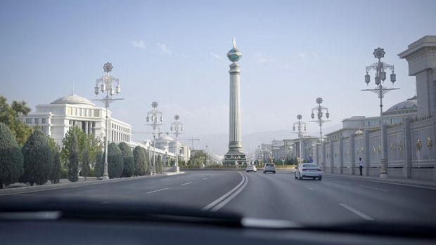 Pemandangan yang diambil dari dalam taksi menunjukkan ibu kota Turkmenistan, Ashgabat, pada 30 Juni 2023. Negara bekas Soviet di Asia Tengah itu adalah salah satu negara paling terpencil di dunia. (Natalia KOLESNIKOVA / AFP)