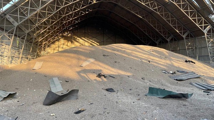 Penampakan Gudang Biji-bijian di Odesa Ukraina Hancur Digempur Rusia A grain warehouse heavily damaged by a Russian drone strike is seen at a compound of a port on the Danube, amid Russia's attack on Ukraine, in Odesa region, Ukraine August 16, 2023. Press service of the National Police of Ukraine/Handout via REUTERS ATTENTION EDITORS - THIS IMAGE HAS BEEN SUPPLIED BY A THIRD PARTY. DO NOT OBSCURE LOGO.