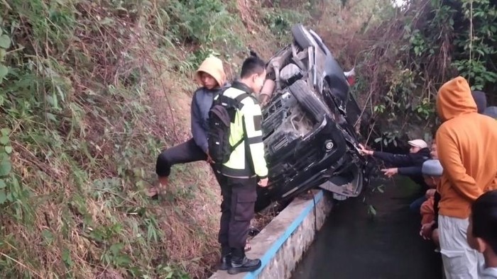 Penampakan mobil masuk jurang di Banjarwangi, Garut.