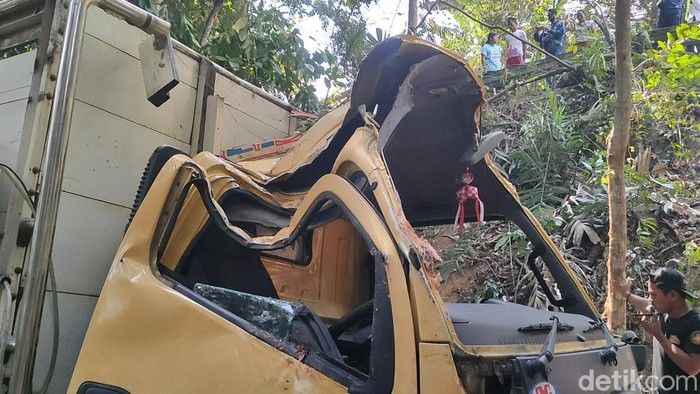 Penampakan truk bermuatan jeruk terguling ke dalam jurang di Kalibawang Kulon Progo, Senin (21/8/2023). Insiden ini menewaskan seorang penumpang truk.