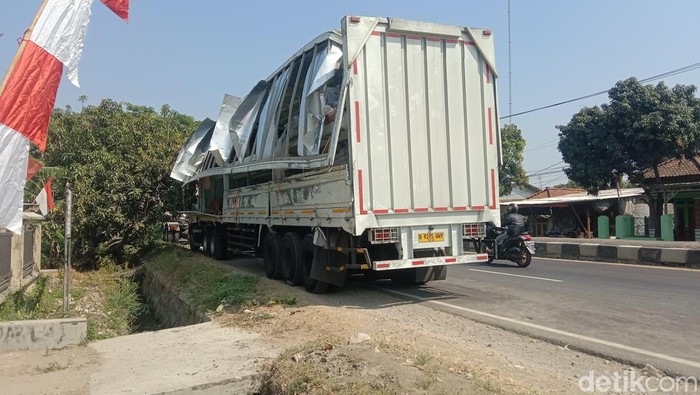 Penampakan truk pengangku susu yang alami kecelakaan di Indramayu.