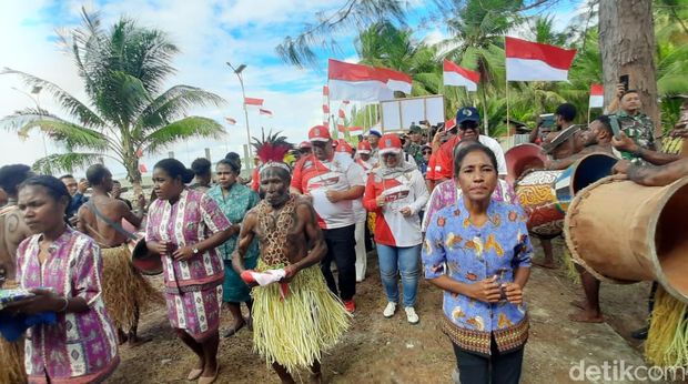 Pengibaran Bendera Merah Putih di Pulau Fani, pulau terluar Indonesia. detikcom/Juhra Nasir