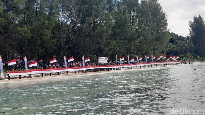 Pengibaran bendera Merah Putih di Pulau Fani, pulau terluar Indonesia. detikcom/Juhra Nasir