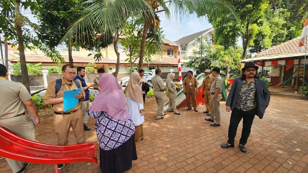 Peninjauan pihak Pemprov DKI Jakarta ke TK Gudang Peluru di Jaksel, 21 Agustus 2023. (Sumber: Megha/Warga setempat)