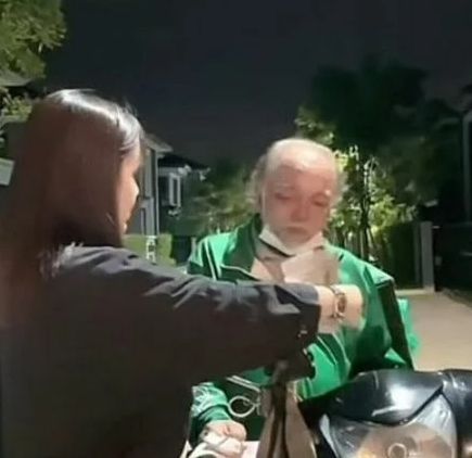 Antar Pesanan Makanan Untuk Penyanyi, Ojol Ini Dibuat Terharu