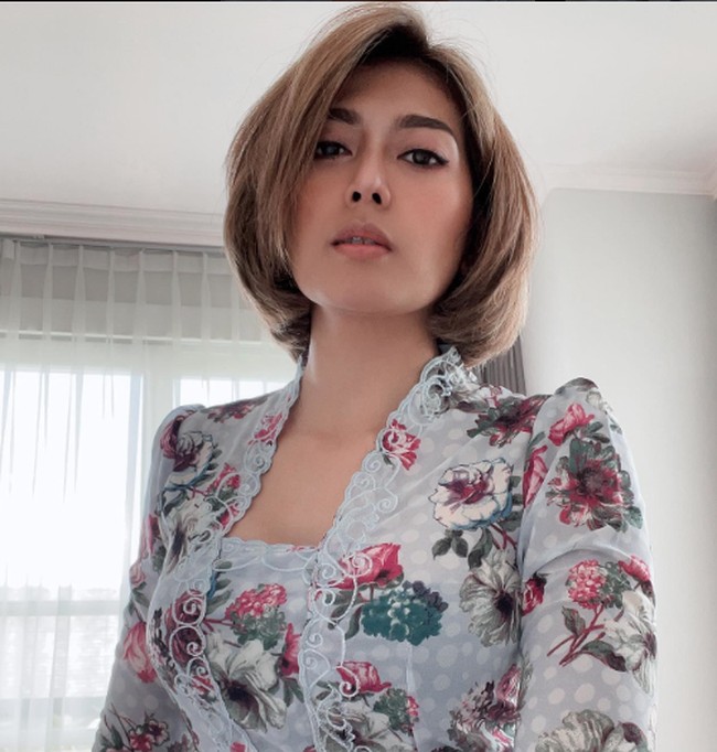 Penyanyi Yenny AFI sudah tak pernah terlihat di televisi. Tampaknya ia sibuk berbisnis kuliner sambil menjalankan perannya sebagai seorang ibu dua anak. Foto: Dok. Instagram yennysyen