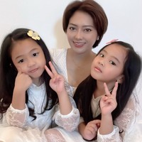 Dalam membesarkan bisnis rujaknya, “Denny dan Yenny AFi itu yg bikin aku pengen coba2 bikin resep bumbu rujak Bangkok sendiri yang sebisa mungkin rasanya aku mirip-miripin sama yang aslinya. Walaupun dengan bahan2 lokal yg ada di sini, tapi ternyata bisa kok mirip2 rasa yg di sana,” tulis Yenny di Instagram. Foto: Dok. Instagram yennysyen