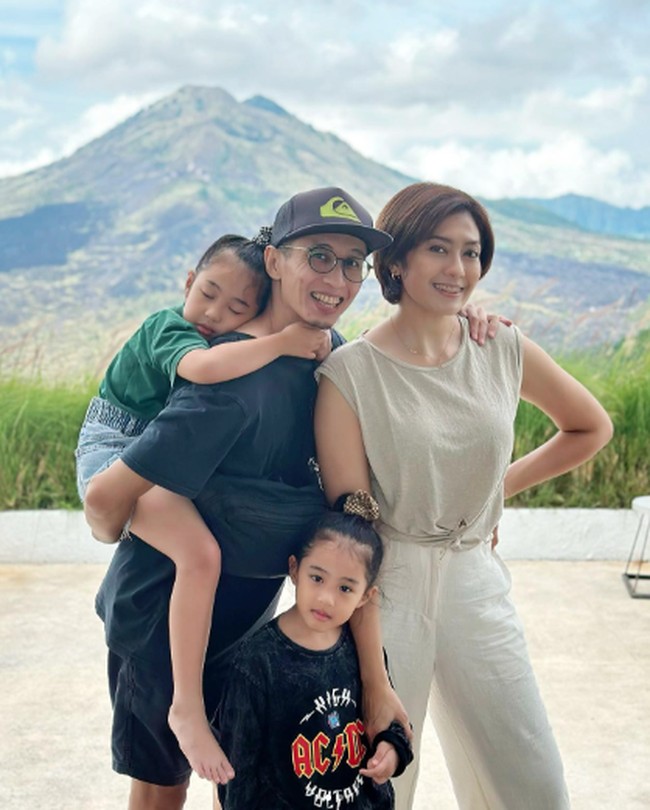 Yenny AFI ketahui kini berjualan rujak di Bali. Ia membangun usaha kuliner yang diberinama ‘Rujak Mama Sasa’. Foto: Dok. Instagram yennysyen