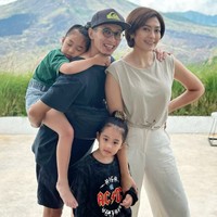 Yenny AFI ketahui kini berjualan rujak di Bali. Ia membangun usaha kuliner yang diberinama ‘Rujak Mama Sasa’. Foto: Dok. Instagram yennysyen