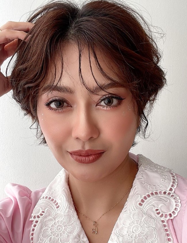 Ide bisnis jualan rujak terlintas saat sedang mencoba rujak asli Thailand. “Bermula dari beli rujak bangkok asli dr thailand, beli di temen dulu pas di jakarta. Harganya hampir 2 x lipat bumbu rujak bangkok @rujakmamasasa (belum sama buahnya). Trus aku mau beli lg jg blm tentu langsung ada barangnya, tulisnya.Foto: Dok. Instagram yennysyen