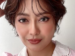 7 Potret Penyanyi Yenny AFI yang Jadi Tukang Rujak di Bali