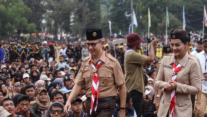 Peringatan Hari Indonesia Menabung Ketua Dewan Komisioner OJK Mahendra Siregar (kanan) berbincang dengan Ketua Dewan Komisioner Lembaga Penjamin Simpanan Purbaya Yudhi Sadewa (tengah), dan Sekretaris Jenderal Kwartir Nasional Gerakan Pramuka Bachtiar Utomo (kiri) saat acara Kreasi Bangkit di Buperta, Cibubur, Jakarta, Minggu (20/8/2023). Dalam rangka memperingati Hari Indonesia Menabung Otoritas Jasa Keuangan (OJK) bekerja sama dengan Kwatir Nasional (Kwarnas) menggelar kegiatan KEJAR Prestasi dan Bangun Generasi Kita (KREASI BANGKIT) yang bertemakan Bangun Generasi Indonesia Menabung, Tingkatkan Literasi dan Inklusi Keuangan untuk Indonesia Maju. ANTARA FOTO/Asprilla Dwi Adha