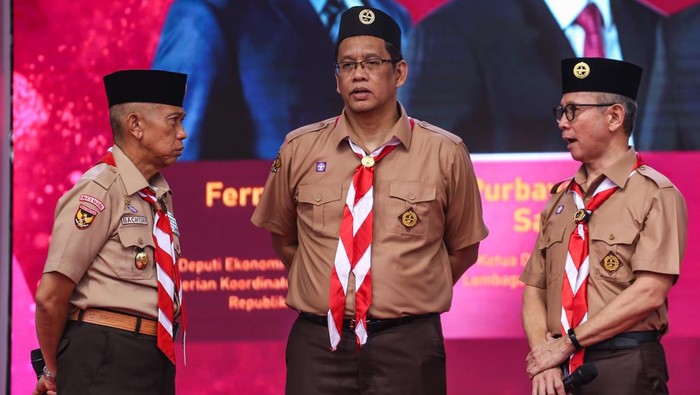 Ketua Dewan Komisioner OJK Mahendra Siregar (kanan) berbincang dengan Ketua Dewan Komisioner Lembaga Penjamin Simpanan Purbaya Yudhi Sadewa (tengah), dan Sekretaris Jenderal Kwartir Nasional Gerakan Pramuka Bachtiar Utomo (kiri) saat acara Kreasi Bangkit di Buperta, Cibubur, Jakarta, Minggu (20/8/2023). Dalam rangka memperingati Hari Indonesia Menabung Otoritas Jasa Keuangan (OJK) bekerja sama dengan Kwatir Nasional (Kwarnas) menggelar kegiatan KEJAR Prestasi dan Bangun Generasi Kita (KREASI BANGKIT) yang bertemakan Bangun Generasi Indonesia Menabung, Tingkatkan Literasi dan Inklusi Keuangan untuk Indonesia Maju. ANTARA FOTO/Asprilla Dwi Adha