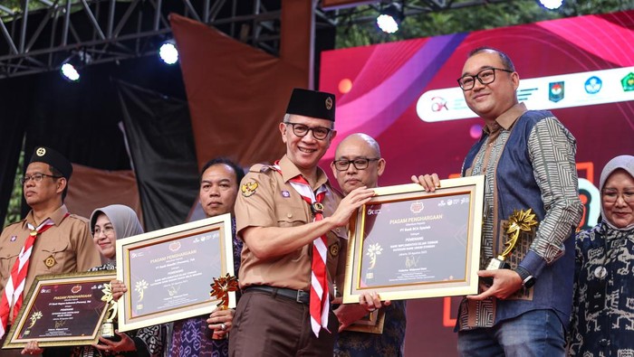 Ketua Dewan Komisioner OJK Mahendra Siregar (kanan) berbincang dengan Ketua Dewan Komisioner Lembaga Penjamin Simpanan Purbaya Yudhi Sadewa (tengah), dan Sekretaris Jenderal Kwartir Nasional Gerakan Pramuka Bachtiar Utomo (kiri) saat acara Kreasi Bangkit di Buperta, Cibubur, Jakarta, Minggu (20/8/2023). Dalam rangka memperingati Hari Indonesia Menabung Otoritas Jasa Keuangan (OJK) bekerja sama dengan Kwatir Nasional (Kwarnas) menggelar kegiatan KEJAR Prestasi dan Bangun Generasi Kita (KREASI BANGKIT) yang bertemakan Bangun Generasi Indonesia Menabung, Tingkatkan Literasi dan Inklusi Keuangan untuk Indonesia Maju. ANTARA FOTO/Asprilla Dwi Adha