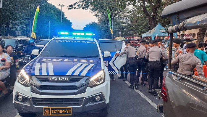 Personel polisi melakukan pengaturan lalu lintas di sekitar Masjid Istiqlal, berkaitan adanya kegiatan tabligh akbar, Senin (21/8/2023). Foto dikirim Kasat Lantas Jakarta Pusat Kompol Purwanta.