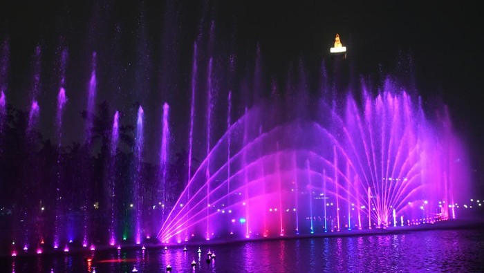 Pengunjung menyaksikan air mancur menari di kawasan Monas, Jakarta, Minggu (20/8/2023). Pemerintah Provinsi DKI Jakarta menggelar Monas Week yang menampilkan video mapping di Tugu Monas dan air mancur menari di sisi selatan Monas dalam rangka merayakan HUT ke-78 RI. ANTARA FOTO/Hafidz Mubarak A/aww.