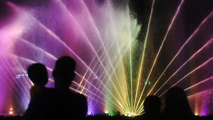Pesona Monas dan Air Mancur Menari di Malam Hari Pengunjung menyaksikan air mancur menari di kawasan Monas, Jakarta, Minggu (20/8/2023). Pemerintah Provinsi DKI Jakarta menggelar Monas Week yang menampilkan video mapping di Tugu Monas dan air mancur menari di sisi selatan Monas dalam rangka merayakan HUT ke-78 RI. ANTARA FOTO/Hafidz Mubarak A/aww.