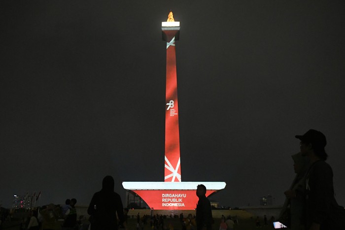 Pengunjung menyaksikan air mancur menari di kawasan Monas, Jakarta, Minggu (20/8/2023). Pemerintah Provinsi DKI Jakarta menggelar Monas Week yang menampilkan video mapping di Tugu Monas dan air mancur menari di sisi selatan Monas dalam rangka merayakan HUT ke-78 RI. ANTARA FOTO/Hafidz Mubarak A/aww.