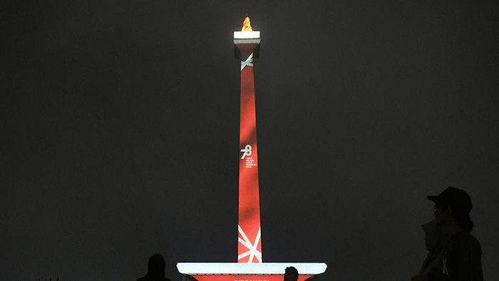 Pengunjung menyaksikan air mancur menari di kawasan Monas, Jakarta, Minggu (20/8/2023). Pemerintah Provinsi DKI Jakarta menggelar Monas Week yang menampilkan video mapping di Tugu Monas dan air mancur menari di sisi selatan Monas dalam rangka merayakan HUT ke-78 RI. ANTARA FOTO/Hafidz Mubarak A/aww.
