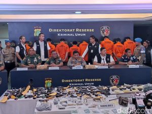 Jaringan Penjual Senpi Ilegal Palsukan Identitas Pejabat TNI AD dan Kemhan