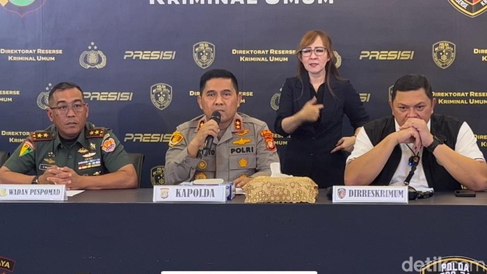 Polda Metro menggelar konferensi pers terkait peredaran senpi ilegal.