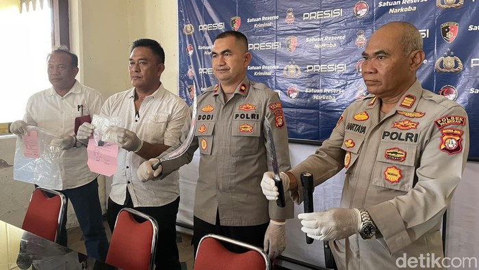 Polisi menangkap begal yang menodongkan celurit ke ojol di Kampung Boncos, Jakbar.