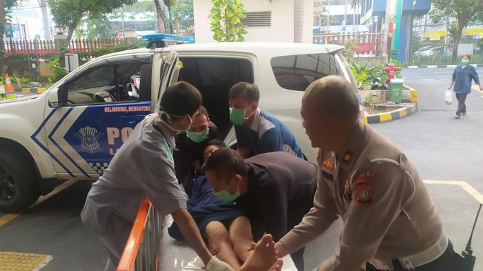 Polisi mengevakuasi seorang jemaah tabligh akbar di Masjid Istiqlal yang pingsan ke RS Tarakan, Jakarta Pusat.