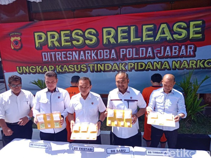Polisi mengungkap penangkapan kurir dan bandar sabu di Polda Jabar