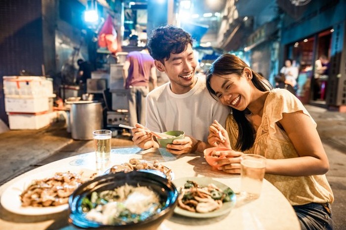 Posisi Duduk Saat Makan Bareng Pasangan Ternyata Punya Makna Tersendiri