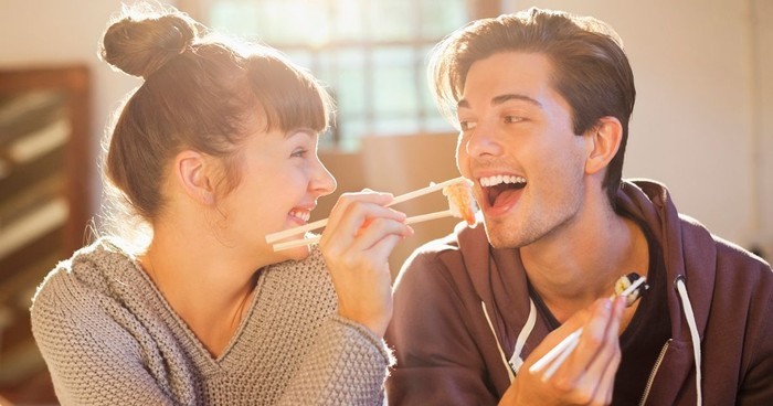 Posisi Duduk Saat Makan Bareng Pasangan Ternyata Punya Makna Tersendiri