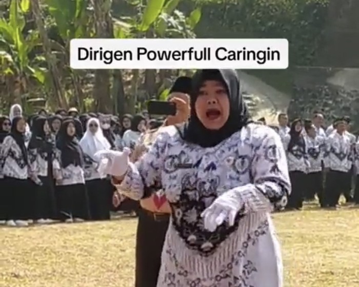 Potongan video viral guru energik saat jadi dirigen