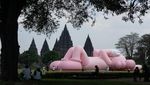 Potret Boneka Raksasa KAWS Rebahan di Candi Prambanan