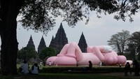 Pameran ini menampilkan karya instalasi dengan panjang 45 meter dan tinggi mencapai 15 meter.  
