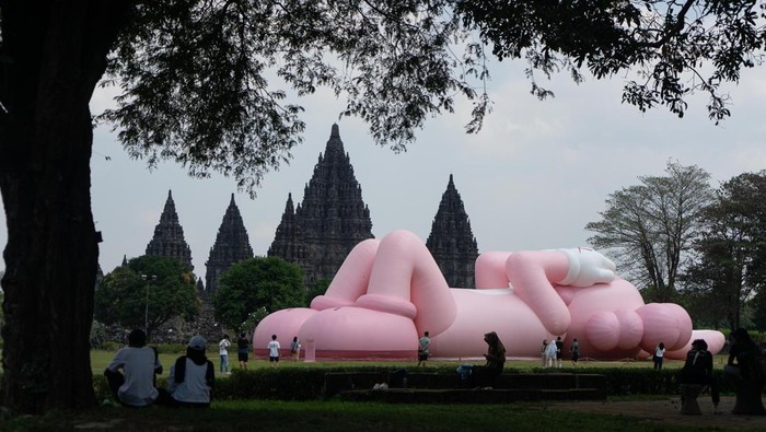 Pengunjung berada di dekat karya seni kontemporer seniman dunia Brian Donnelly atau KAWS saat pameran bertajuk Kaws : Holiday Indonesia di pelataran Candi Brahma di Kompleks Candi Prambanan, Sleman, D.I Yogyakarta, Sabtu (19/8/2023). Pameran yang menampilkan karya instalasi dengan panjang 45 meter dan tinggi mencapai 15 meter tersebut dipamerkan untuk publik mulai 19 hingga 31 Agustus 2023 mendatang. ANTARA FOTO/Andreas Fitri Atmoko/foc.