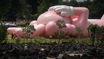 Potret Boneka Raksasa KAWS Rebahan di Candi Prambanan
