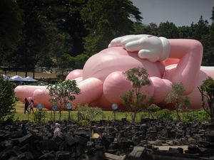 Mengenal KAWS, Sosok di Balik Patung Raksasa Pink di Candi Prambanan