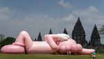Potret Boneka Raksasa KAWS Rebahan di Candi Prambanan