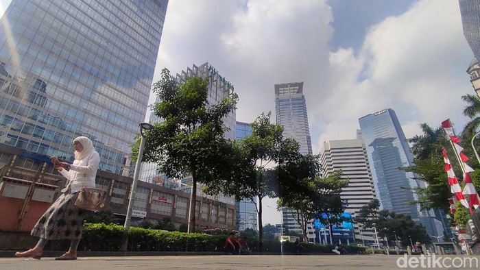 WFH 50% bagi ASN Pemprov DKI Jakarta diterapkan mulai hari ini untuk mengurangi polusi di ibu kota. Seperti apa wajah langit Jakarta siang ini?