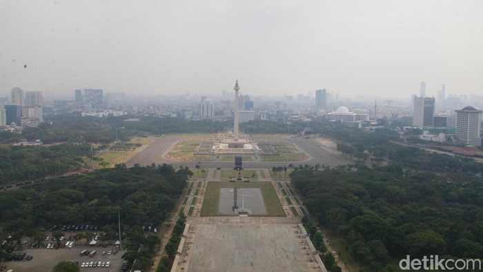 WFH 50% bagi ASN Pemprov DKI Jakarta diterapkan mulai hari ini untuk mengurangi polusi di ibu kota. Seperti apa wajah langit Jakarta siang ini?