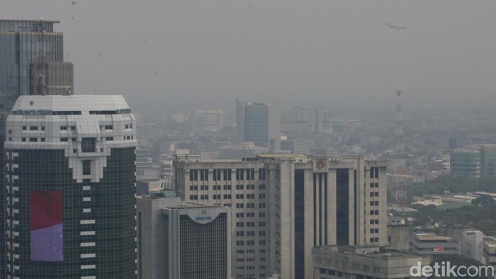 WFH 50% bagi ASN Pemprov DKI Jakarta diterapkan mulai hari ini untuk mengurangi polusi di ibu kota. Seperti apa wajah langit Jakarta siang ini?