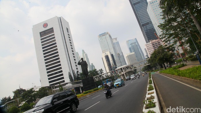 WFH 50% bagi ASN Pemprov DKI Jakarta diterapkan mulai hari ini untuk mengurangi polusi di ibu kota. Seperti apa wajah langit Jakarta siang ini?