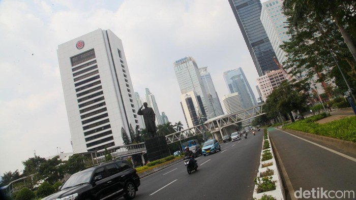 WFH 50% bagi ASN Pemprov DKI Jakarta diterapkan mulai hari ini untuk mengurangi polusi di ibu kota. Seperti apa wajah langit Jakarta siang ini?