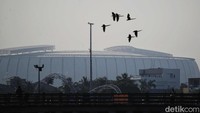 Perlu diketahui saat ini krisis udara bersih di Jakarta saat ini memerlukan upaya-upaya drastis yang dapat menghasilkan quick wins, termasuk kewajiban bagi pemberi kerja untuk memberlakukan dua hari WFH dalam seminggu.