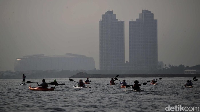 Potret Polusi Udara Pekat di Pesisir Jakarta Potret Polusi Udara Pekat di Pesisir Jakarta