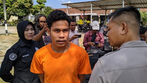 Pria asal Kupang NTT bawa kabur uang sepupu dan motor perusahaan tempatnya bekerja di Mataram ditangkap polisi, Senin (21/8/2023). (Ahmad Viqi/detikBali)