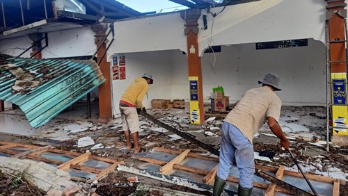 Proses pembongkaran bangunan kios di Pasar Umum Negara, Senin (21/8/2023). (I Putu Adi Budiastrawan/detikBali)