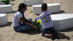 Protes Kekerasan, Belasan Peti Mati Berjejer di Pantai Copacabana Brasil