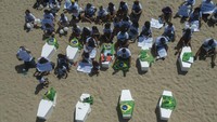 Deretan peti mati itu mewakili 14 anak, berusia 0 hingga 14 tahun, yang terbunuh antara tahun 2022 dan 2023 di negara bagian Rio, baik dalam tindakan polisi maupun dalam bentrokan antara penjahat yang saling bersaing.   